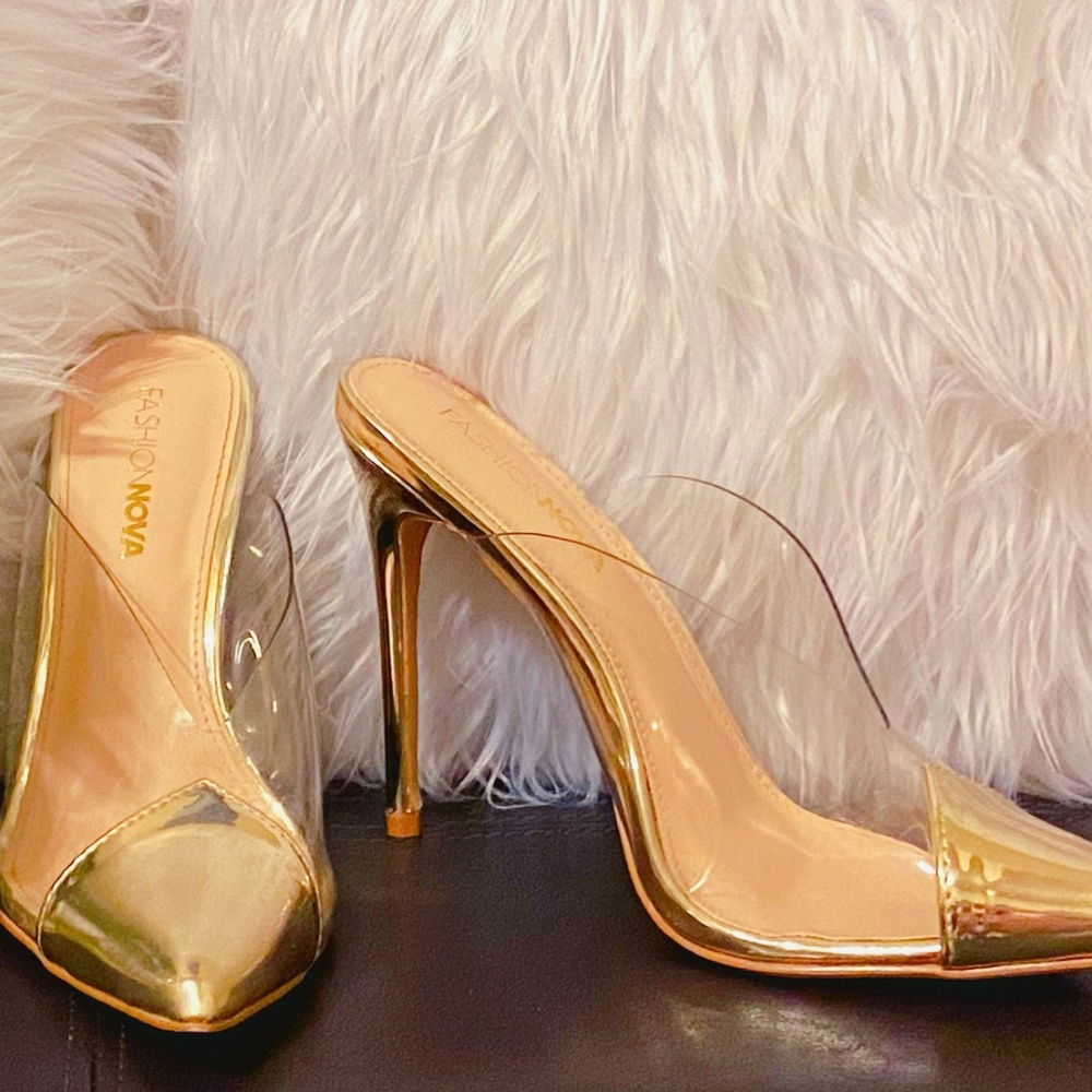 What A Show Off Pump - Gold